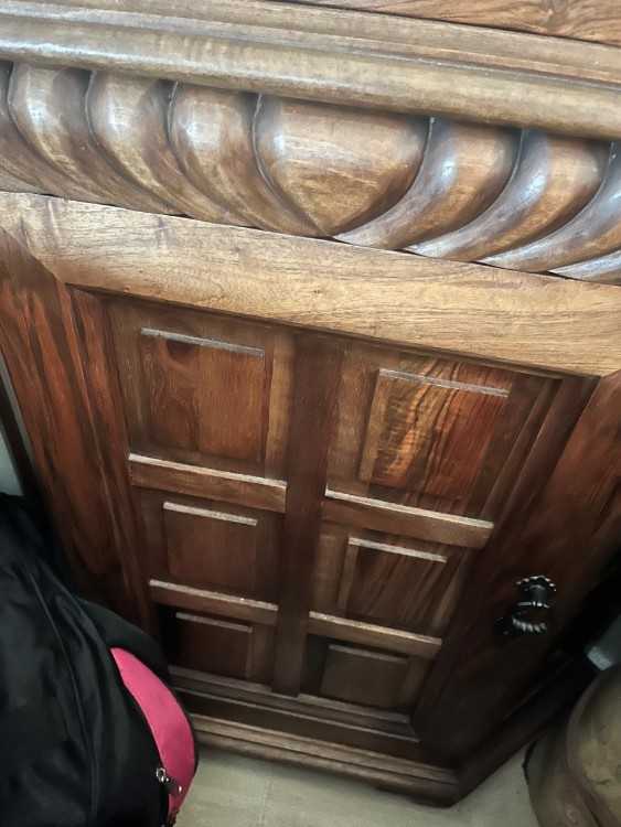 VITRINE DE COIN EN BOIS DE NOYER A VENDRE